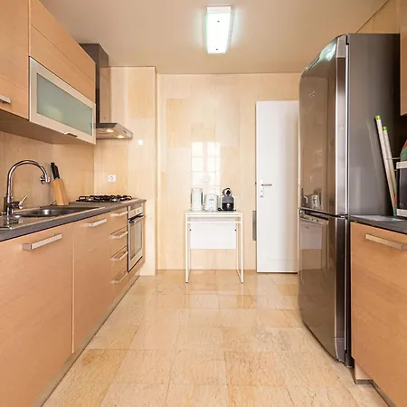 Exclusive Chiado Deluxe, Elegant & Spacious 3 Br 리스본