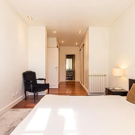 Exclusive Chiado Deluxe, Elegant & Spacious 3 Br 아파트 리스본