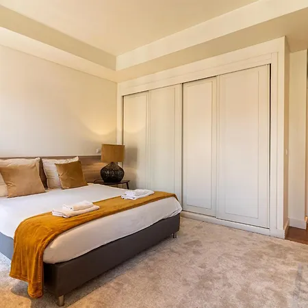 Exclusive Chiado Deluxe, Elegant & Spacious 3 Br Appartement *