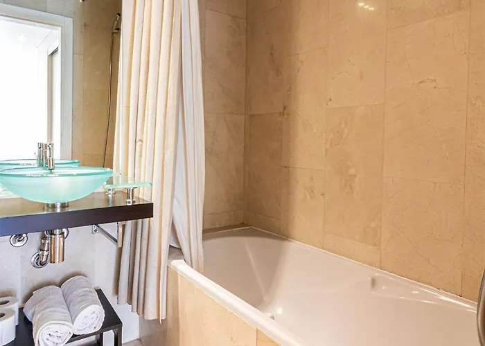 Exclusive Chiado Deluxe, Elegant & Spacious 3 Br Apartamento