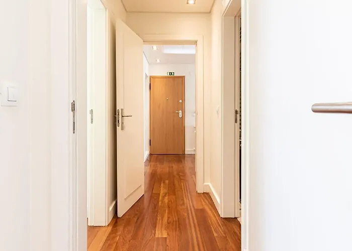 Exclusive Chiado Deluxe, Elegant & Spacious 3 Br Апартаменты