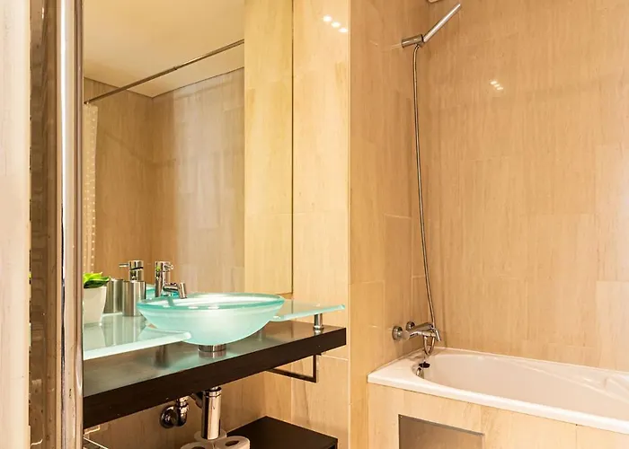 Exclusive Chiado Deluxe, Elegant & Spacious 3 Br *